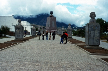 Mitad del Mundo, Denkmal am Äquator
